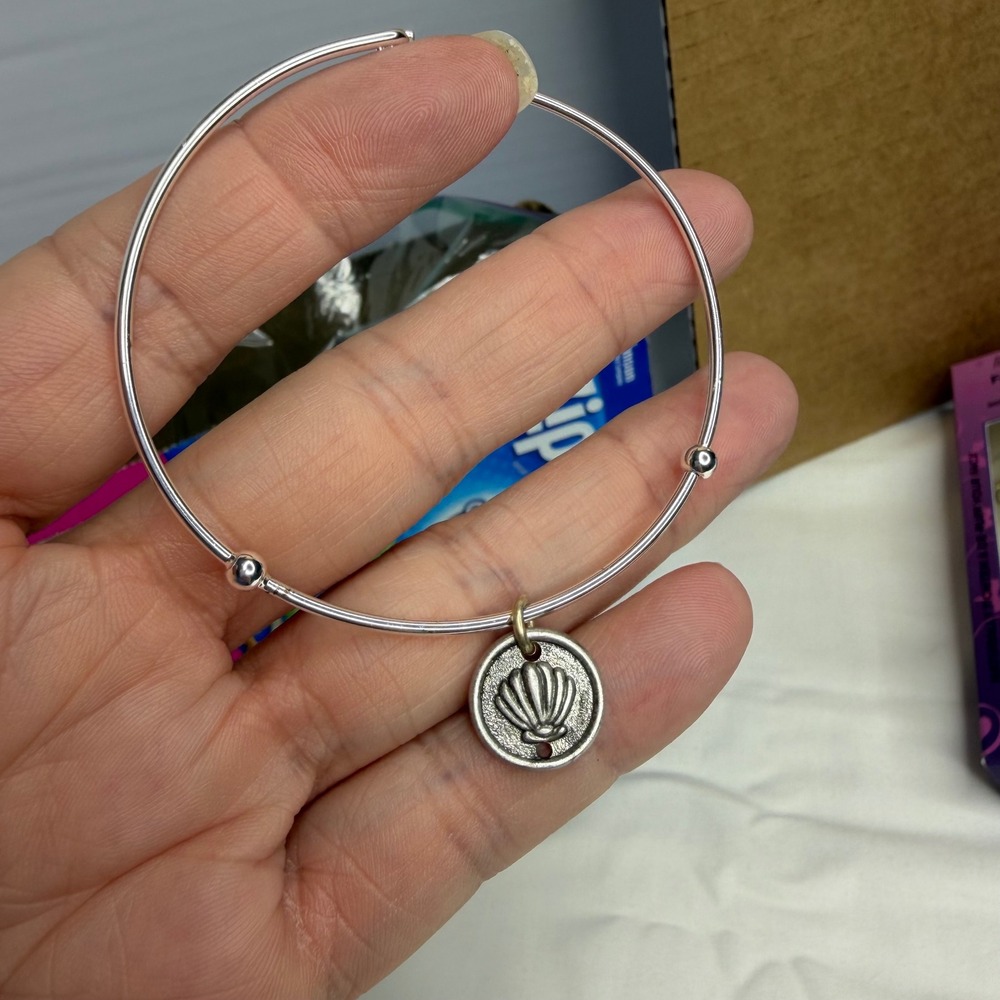 Vantel Pearls Silver Tone Seashell Charm Bangle Bracelet - Picture 3 of 6